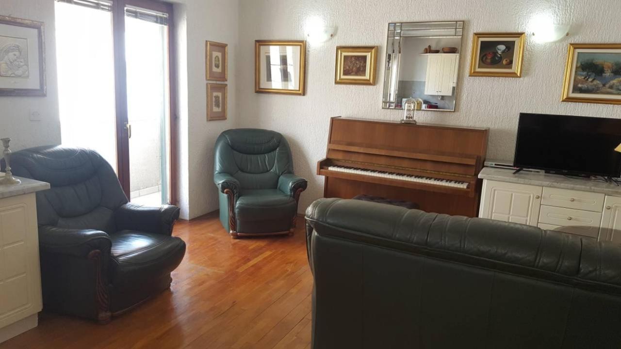 Apartment Sara Pirovac Bagian luar foto
